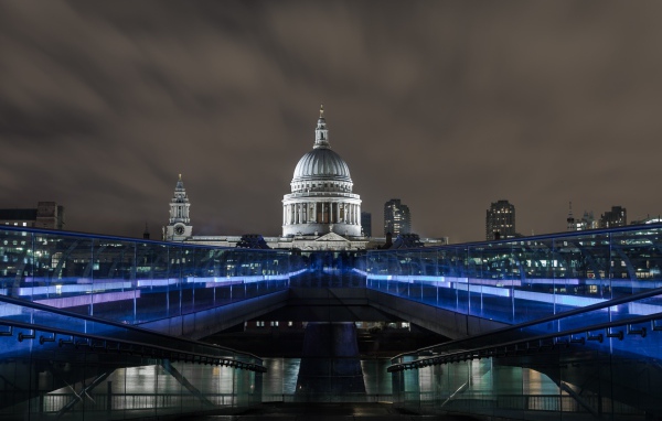 Мост Миллениум с подсветкой, Лондон. Англия 