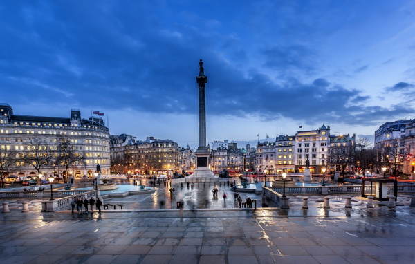 Памятник на вечерней городской площади, Лондон. Англия