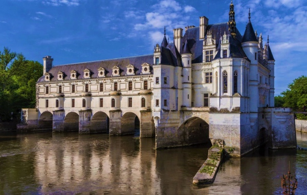 Старинный замок Шенонсо на воде под голубым небом, Франция