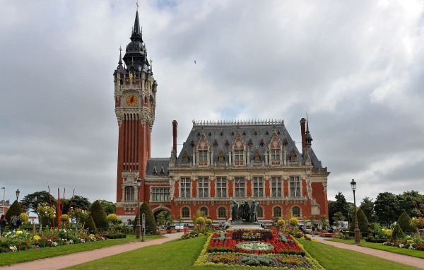 Красивый газон у отеля de Ville in Flemish, Франция