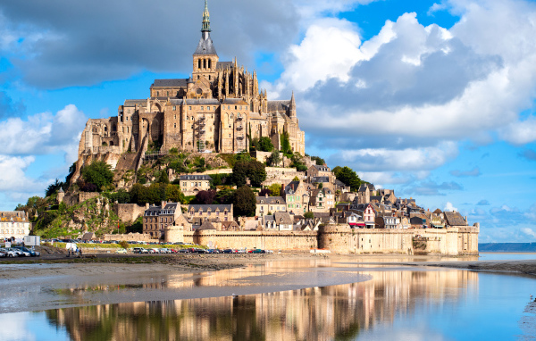 Остров крепость Мон-Сен-Мишель отражается в воде, Франция