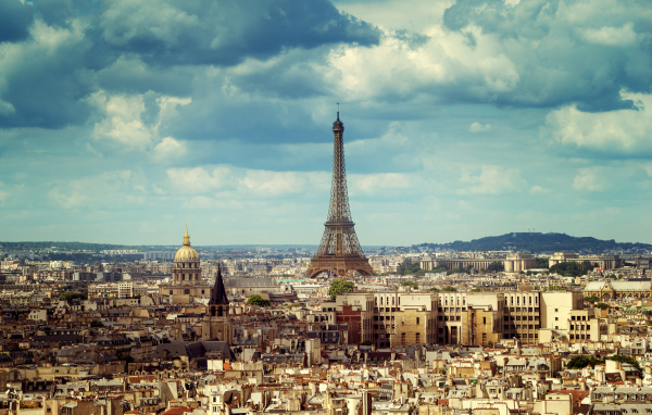 Вид на город Париж и Эйфелеву башню под красивым небом, Франция