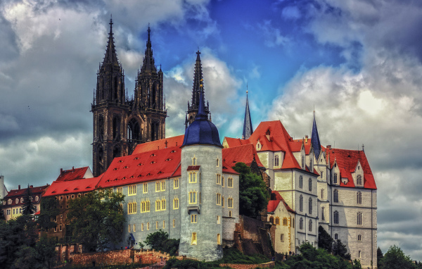 Замок Альбрехтсбург на фоне неба, Германия 