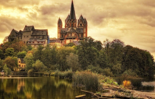 Старинный Лимбургский собор у озера, Германия 