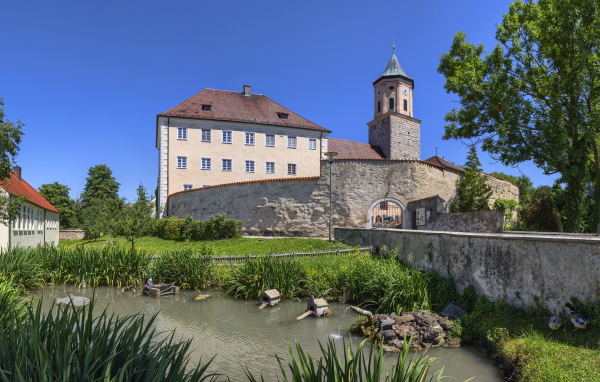 Красивый дом у пруда, Бавария. Германия