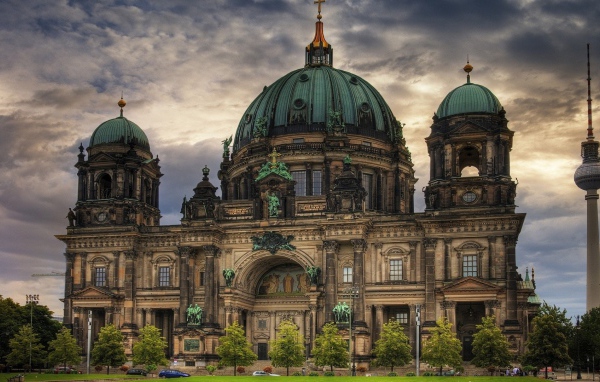 Берлинский кафедральный собор на фоне неба, Германия 