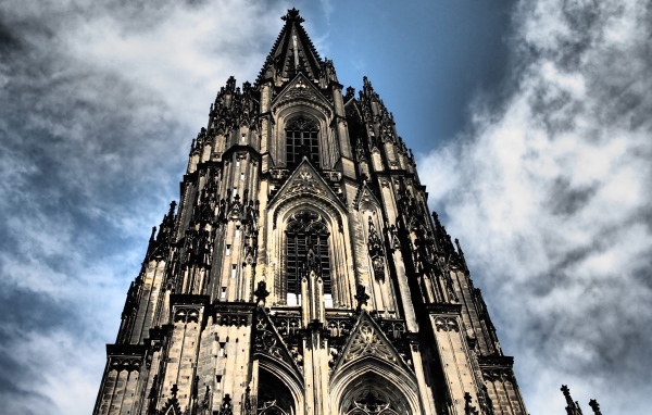 Кельнский собор на фоне красивого неба, Германия