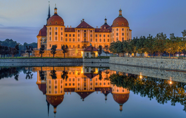 Замок Морицбург отражается в воде.  Германия 