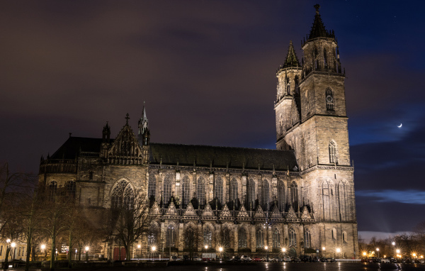 Старинный Магдебургский собор ночью, Германия 