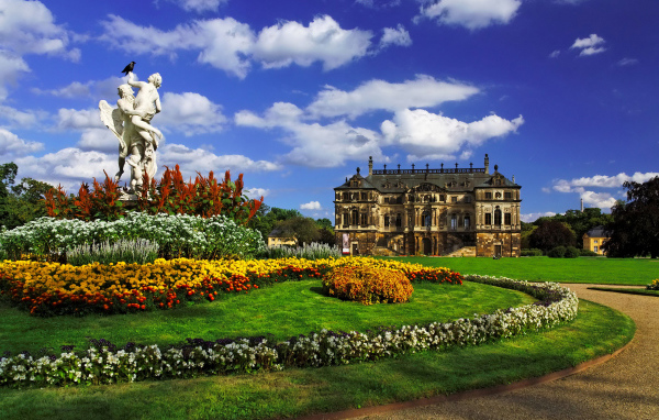 Скульптура и замок в саду Гроссер гартен, Дрезден. Германия 