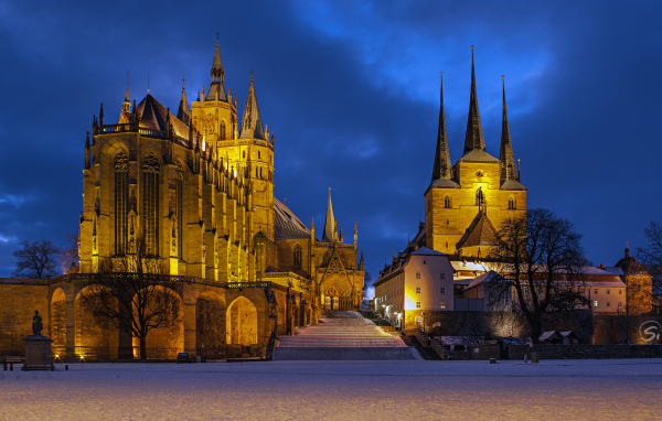 Католическая церковь в Эрфурте вечером, Германия 