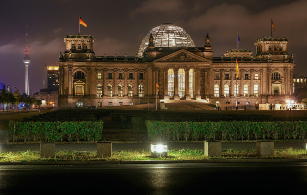 Здание Рейхстага вечером, Берлин, Германия 