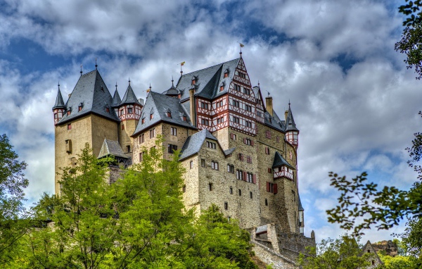 Замок Эльц под красивым голубым небом, Германия
