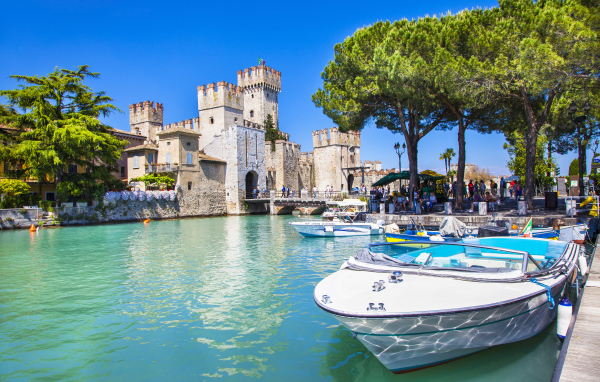 Старинный замок Скалигер у голубой воды озера Гарда, Сирмион.  Италия