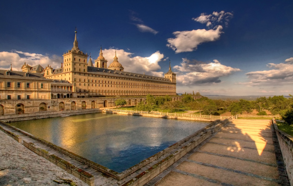 Старинный монастырь Эскориал, Италия 