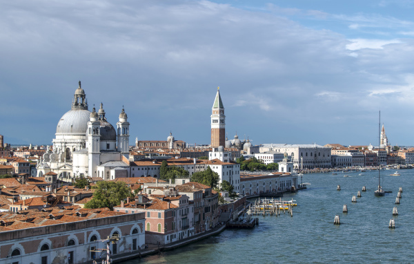 Архитектура у причала в заливе, Венеция. Италия 
