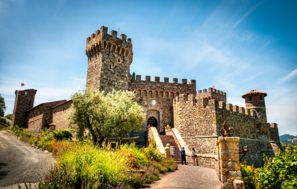 Замок Castello di Amorosa на фоне голубого неба, Тоскана. Италия