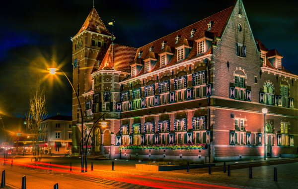 Красивый дом на вечерней улице, Нидерланды 