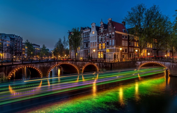 Мост и вечерние здания в городе Амстердам, Нидерланды 