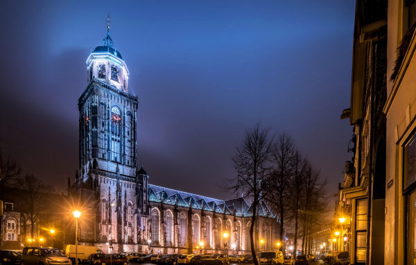 Храм в свете фонарей на ночной улице в городе Девентер, Нидерланды