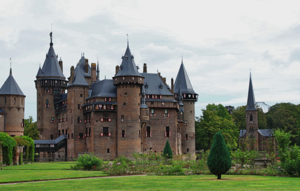 Вид на старинный замок Де-Хаар, Нидерланды