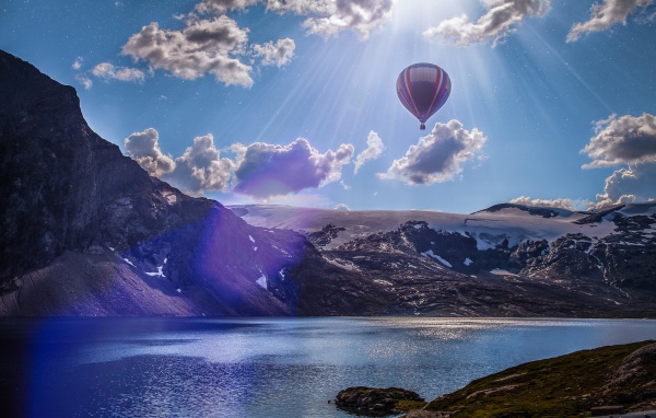 Воздушный шар в лучах солнца, Лофотенские острова, Норвегия 