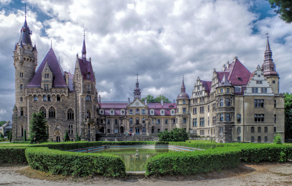 Красивый старинный Мошненский Замок, Польша