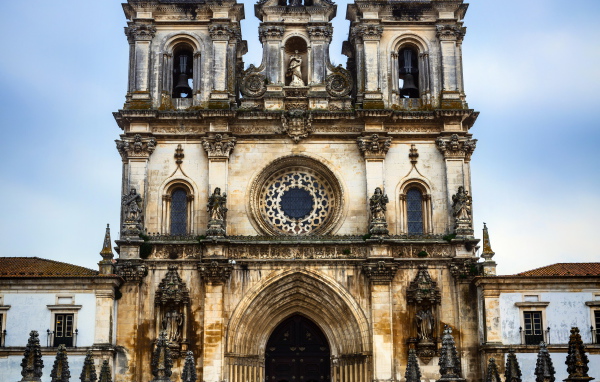 Старинное здание монастыря Алкобаса, Португалия 