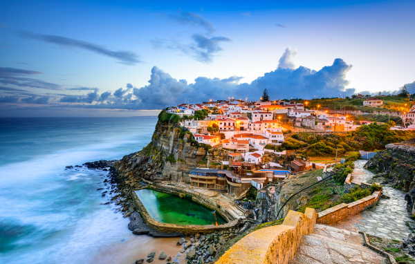 Вечерний город на скалистом побережье, Португалия 