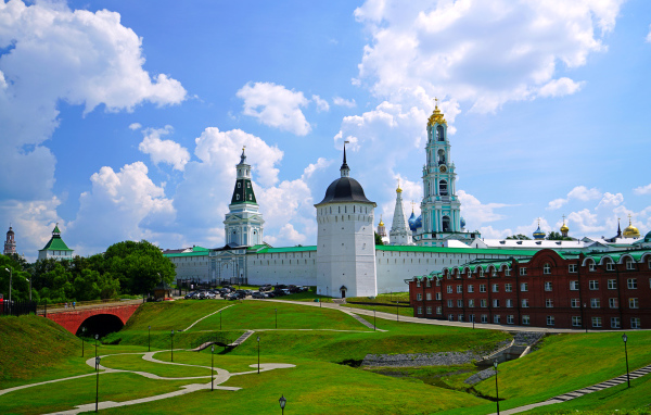 Зеленый газон у Троице-Сергиевой лавры летом, Россия 