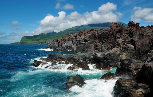 Скалистые берега  остров Итуруп, Курильские острова, России 