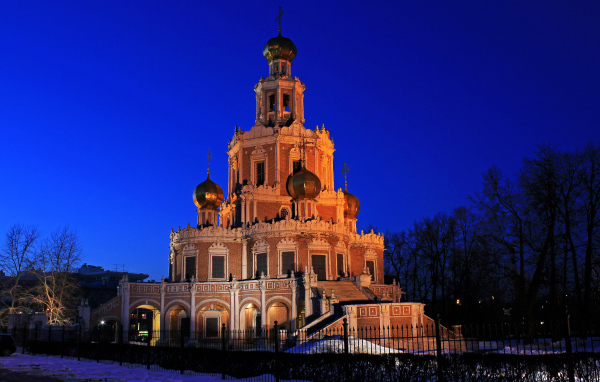 Храм Покрова Богоматери в Филях вечером, Москва. Россия 