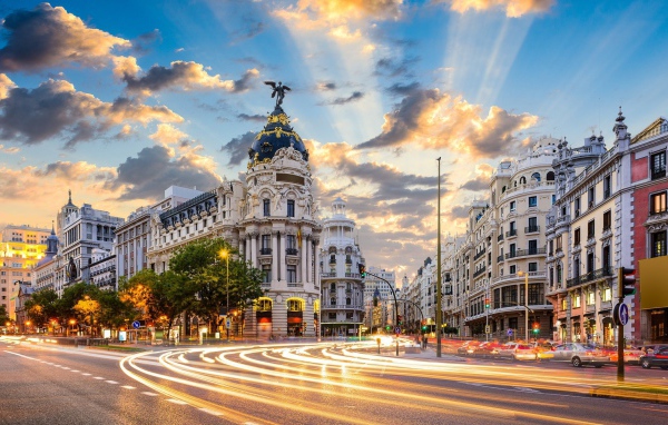 Старинная архитектура на улице Гран-Виа, Мадрид. Испания 