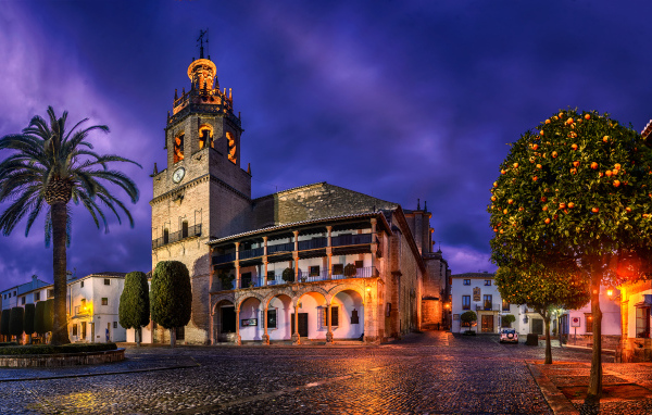 Архитектура городской площади города Ронда, Испания 