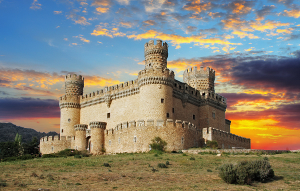 Замок Мансанарес-эль-Реал на закате, Испания 
