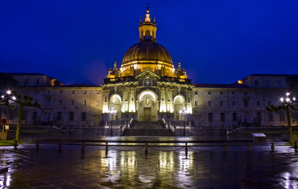 Святилище Святого Игнатия Лойолы вечером после дождя, Испания