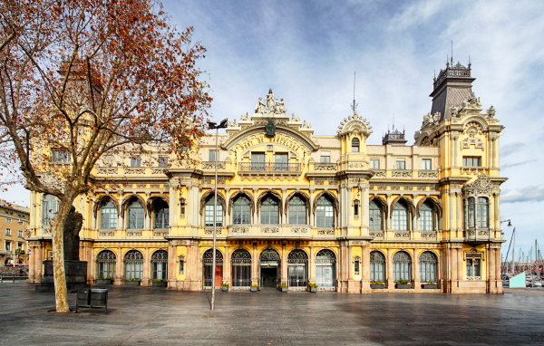 Здание морского порта, Барселона. Испания 