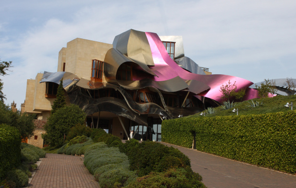 Необычное красивое здание отеля «Маркес де Рискаль», Испания