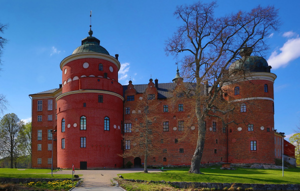Замок Грипсхольм под голубым небом, Швеция