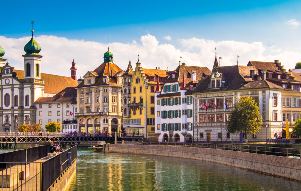 Красивые разноцветные дома у канала в городе Люцерн, Швейцария 