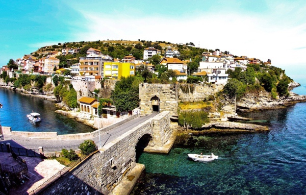 Город Амасра в океане на фоне голубого неба, Турция 