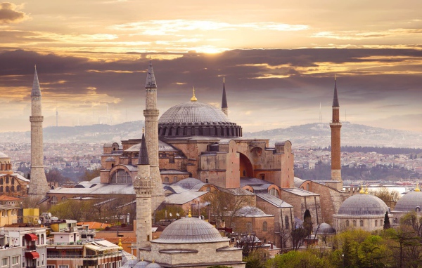 Собор Святой Софии на фоне красивого закатного неба, Стамбул. Турция 