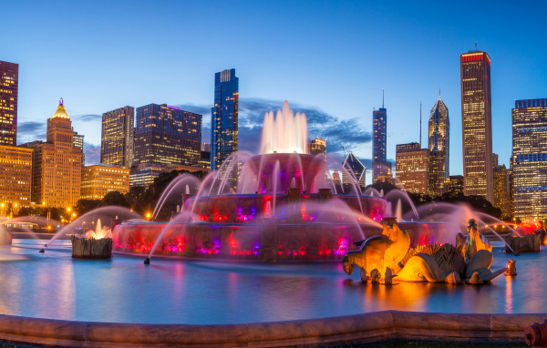 Красивый Букингемский фонтан на фоне ночных небоскребов, Чикаго. США