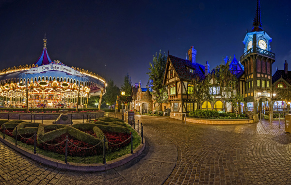 Карусели в гирляндах в парке Диснейленд, Калифорния. США