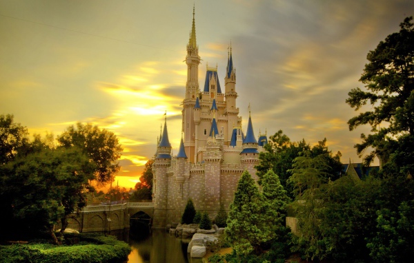 Замок Золушки на закате, Диснейленд, Калифорния. США 