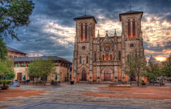Собор Сан-Фернандо под красивым небом, город Сан - Антонио,  Техас. США