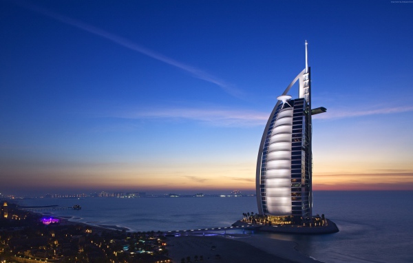 Красивое здание отеля Бурдж Аль Араб, Дубай. ОАЭ