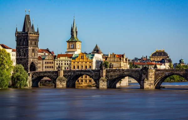 Средневековый арочный Карлов мост,Прага, Чехия 