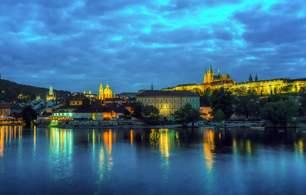 Ночной город у реки на фоне неба, Прага. Чехия 