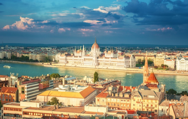 Панорама здания венгерского парламента под красивым небом, Будапешт. Венгрия